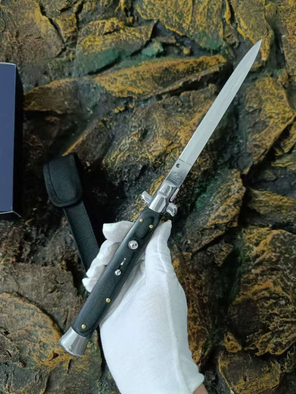 High strength and structural stability: 13-inch Italian Mafia Gambler's Side-Switch Knife