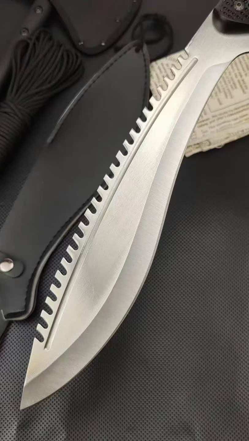 Honeycomb-patterned Kukri with serrated spine