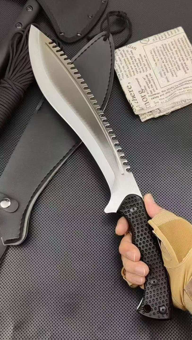Honeycomb-patterned Kukri with serrated spine