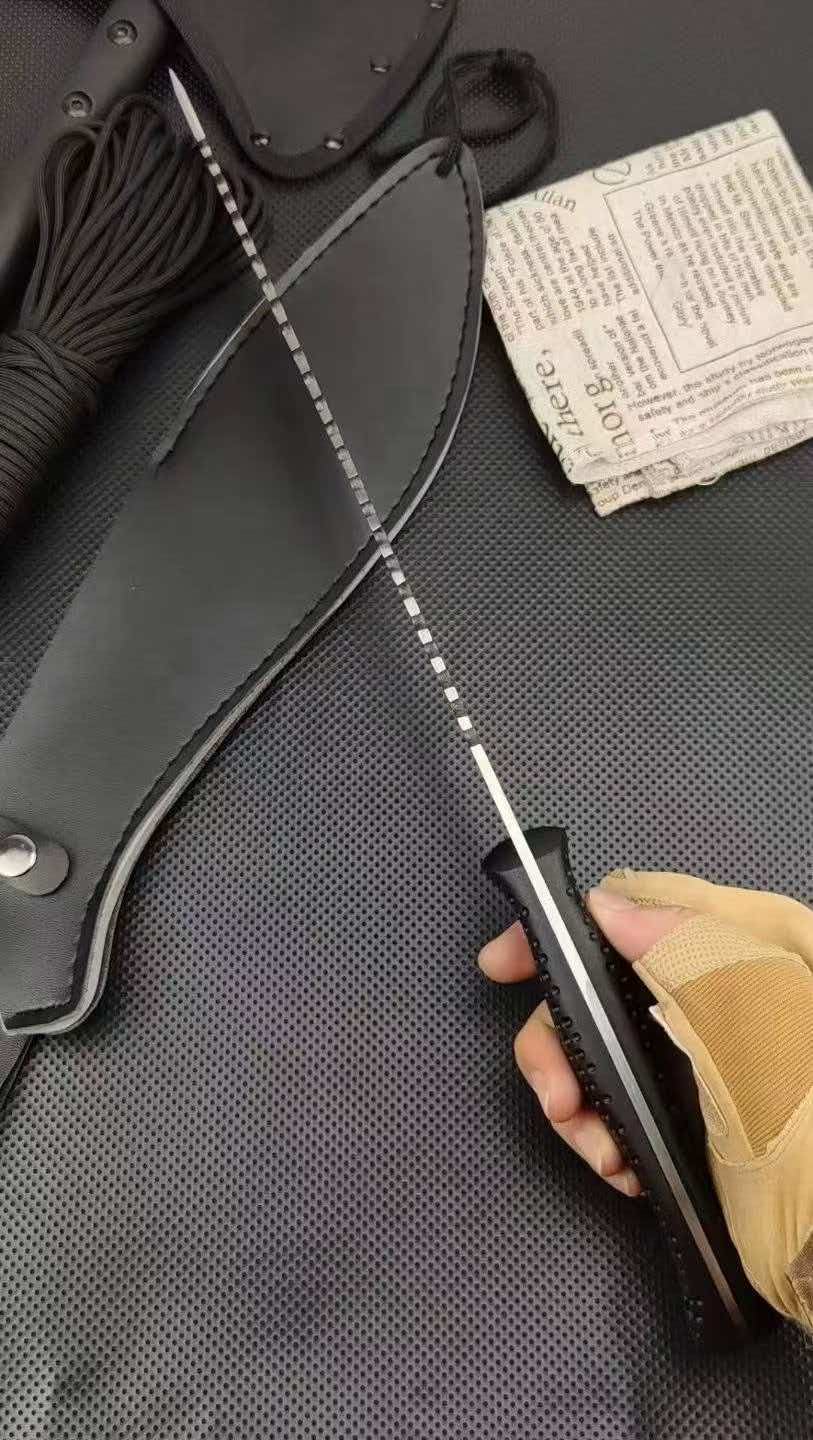 Honeycomb-patterned Kukri with serrated spine