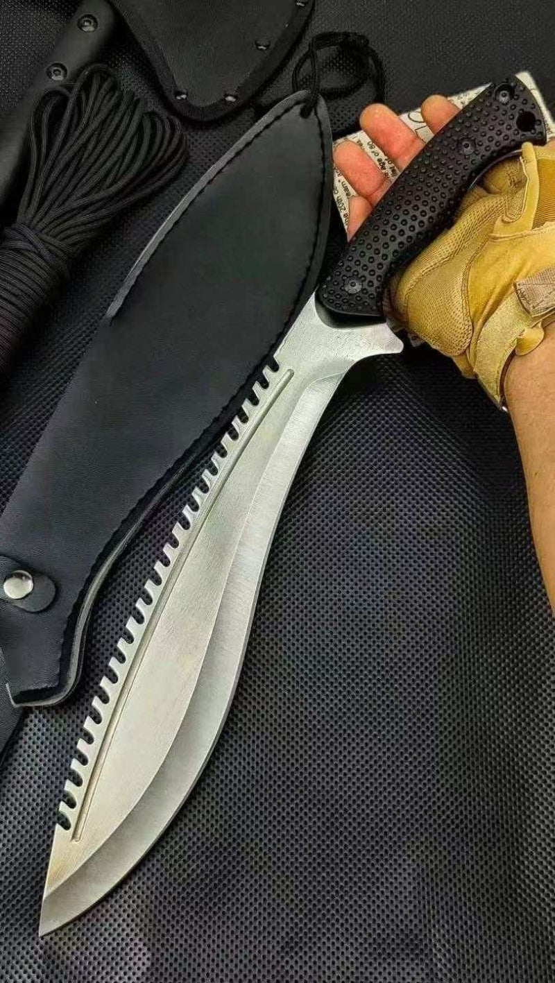 Honeycomb-patterned Kukri with serrated spine