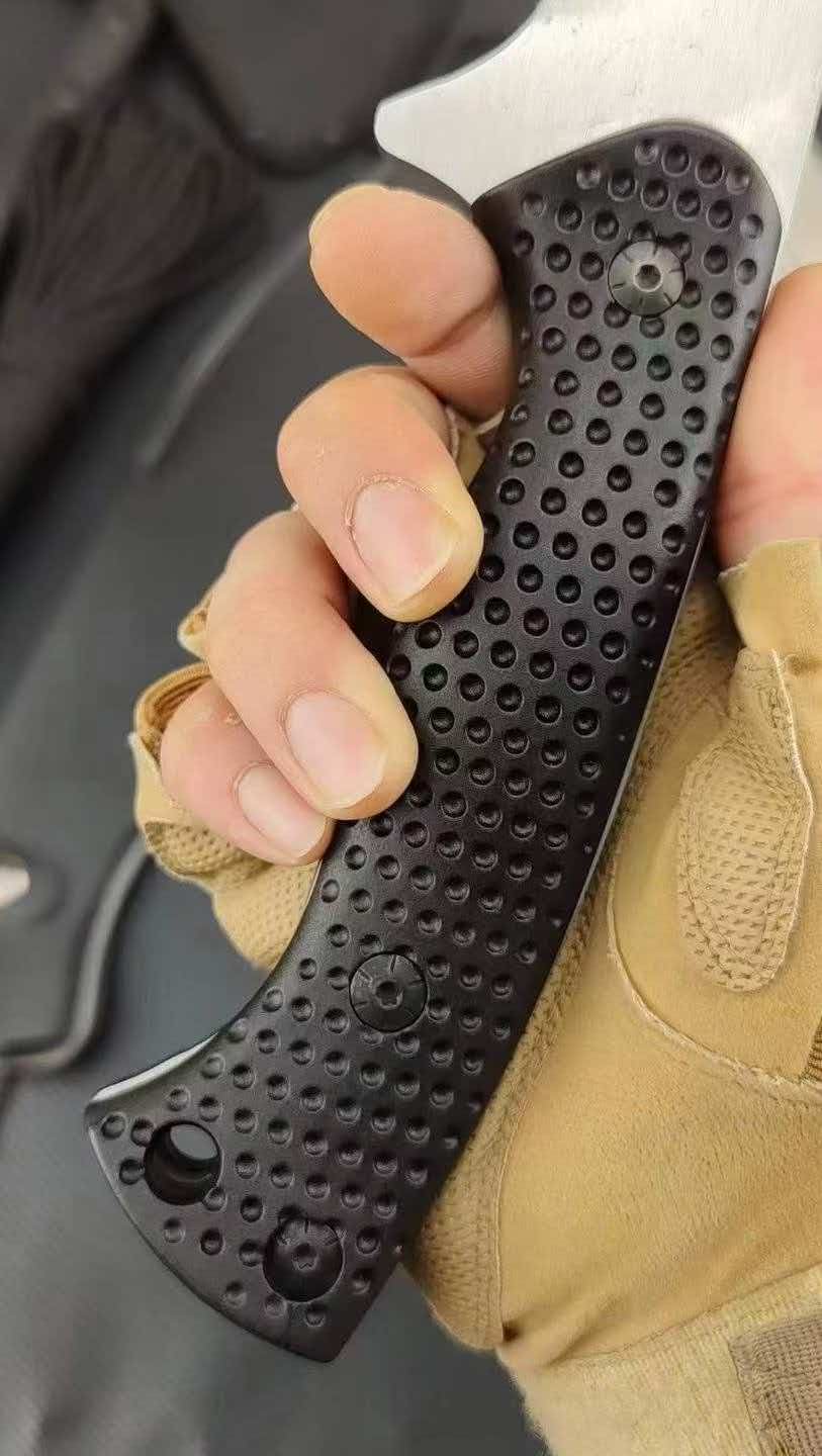 Honeycomb-patterned Kukri with serrated spine